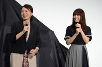 左から塚原あゆ子、有村架純。