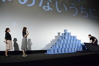 公開日の9月21日から10月1日までに流れた涙の量を表すバケツタワーに驚く塚原あゆ子（左）と有村架純（右）。