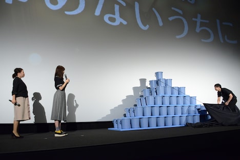 公開日の9月21日から10月1日までに流れた涙の量を表すバケツタワーに驚く塚原あゆ子(左)と有村架純(右)。