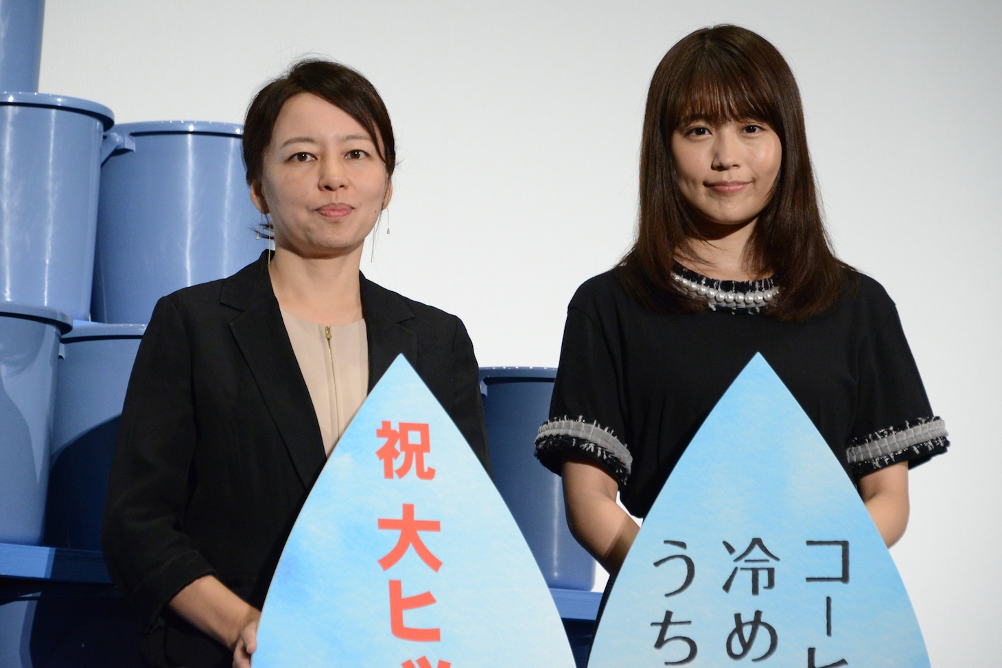 「コーヒーが冷めないうちに」大ヒット御礼舞台挨拶の様子。左から塚原あゆ子、有村架純。