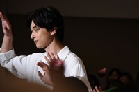 ハート型カーペットを歩く吉沢亮。