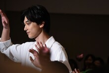 ハート型カーペットを歩く吉沢亮。