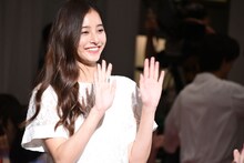 ハート型カーペットを歩く新木優子。