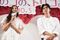 左から新木優子、吉沢亮。