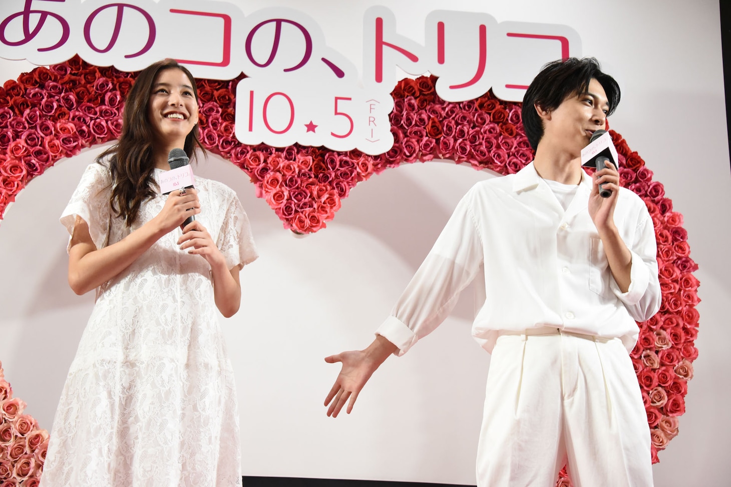 新木優子（左）のイメージを語る吉沢亮。