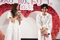 吉沢亮（右）のイメージを語る新木優子（左）。