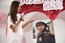 幼稚園の頃の思い出を語る新木優子。