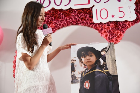 幼稚園の頃の思い出を語る新木優子。