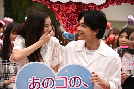 左から新木優子、吉沢亮。