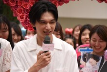 キャノン砲を怖がる吉沢亮。