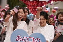 キャノン砲に怯える吉沢亮（右）。