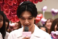 紙吹雪を髪に付けたまま話す吉沢亮。