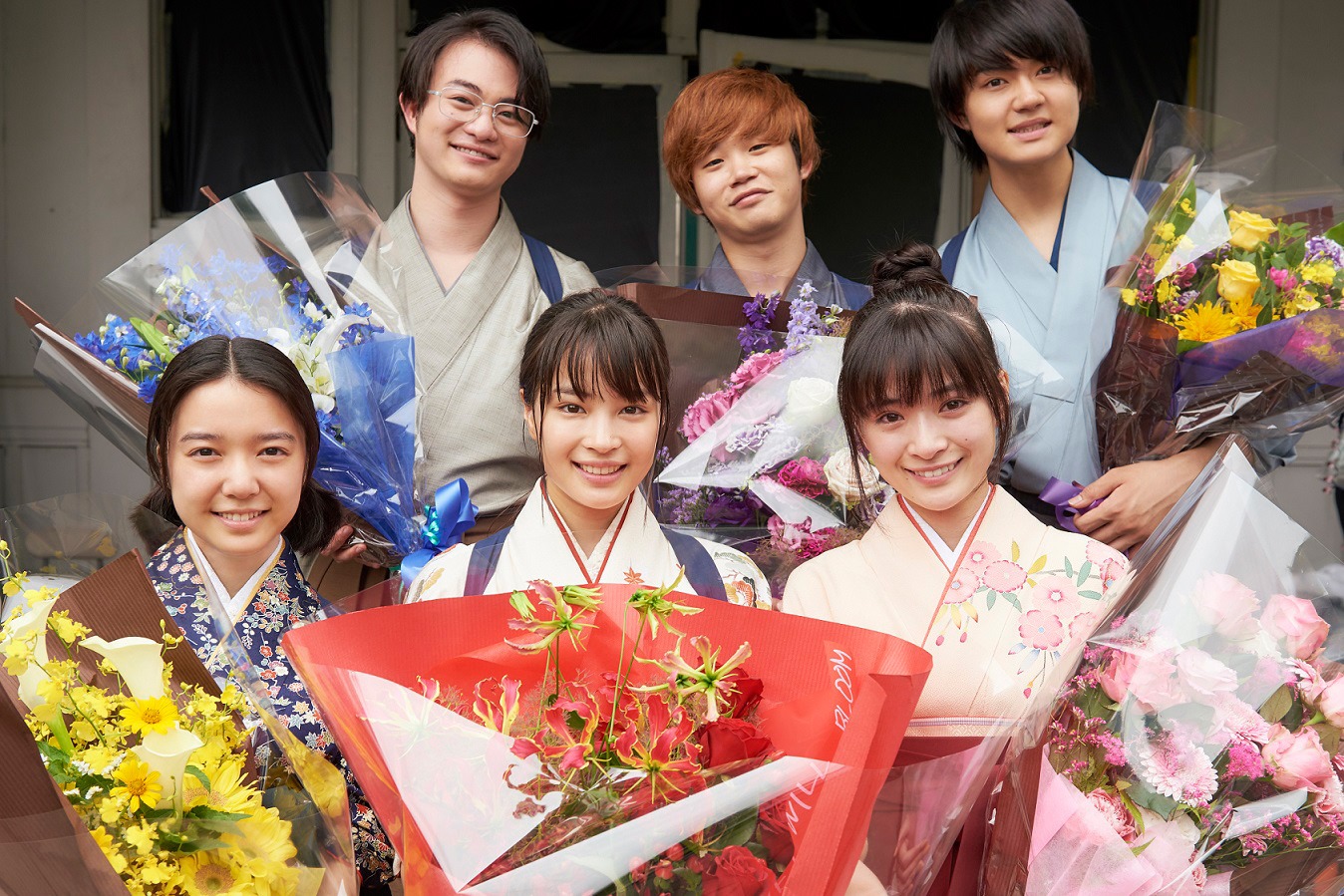 「ちはやふる －結び－」キャスト。前列左から上白石萌音、広瀬すず、優希美青。後列左から森永悠希、矢本悠馬、佐野勇斗。