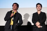 左から佐藤魁、村上虹郎。