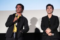 左から佐藤魁、村上虹郎。