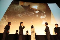 スクリーンに投影された、村上虹郎の「人生で一番大切な写真」。