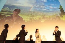 スクリーンに投影された、佐野玲於の「人生で一番大切な写真」。