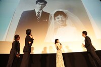スクリーンに投影された、吉田羊の「人生で一番大切な写真」。