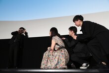 写ルンですでほかの登壇者を撮影する村上虹郎（左端）。