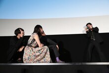 写ルンですでほかの登壇者を撮影する村上虹郎（右端）。