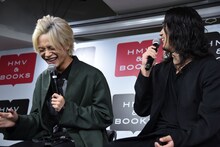 髪色が変わったことから、谷口賢志（右）に「隣にいるの、誰なんだろう」と言われる藤田富（左）。