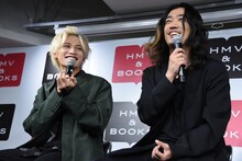 左から藤田富、谷口賢志。