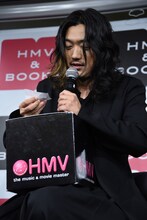 観客からの質問を読み上げる谷口賢志。