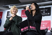 藤田富（左）から「もし谷口さんが悠役だったら……（笑）」と言われ、「バカバカ、俺もお前の歳のときはさわやかだったの！ 俺の若いとき、かわいいぞ」と主張する谷口賢志（右）。