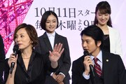 手前左から米倉涼子、向井理。