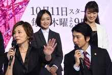 手前左から米倉涼子、向井理。