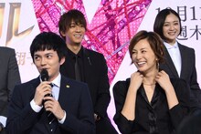 手前左から林遣都、米倉涼子。