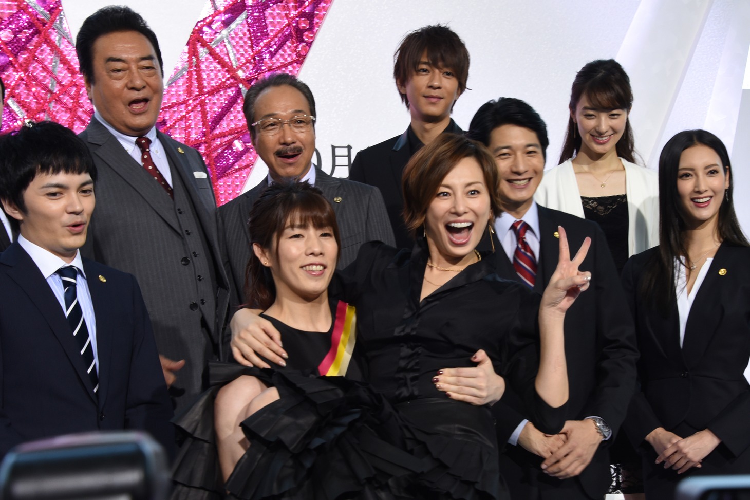 米倉涼子をお姫様抱っこする吉田沙保里。