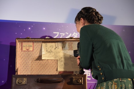 ニュートのトランクをのぞき込む芦田愛菜。