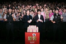 「億男」サプライズ舞台挨拶の様子。中央左から佐藤健、高橋一生。