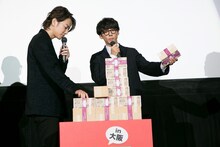 現金3億円を積み上げて重みを体感する佐藤健（左）と高橋一生（右）。