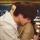 岩田剛典と杉咲花が切ない表情で抱き合う…「パーフェクトワールド」デート場面写真