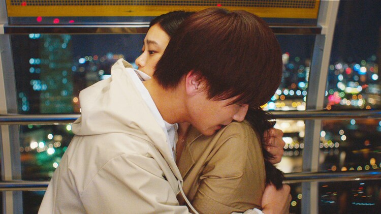 岩田剛典と杉咲花が切ない表情で抱き合う パーフェクトワールド デート場面写真 映画ナタリー
