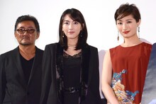 「殺る女」完成披露上映会にて、左から宮野ケイジ、知英、武田梨奈。