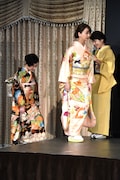 左から黒木華、多部未華子。
