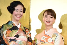 左から黒木華、多部未華子。