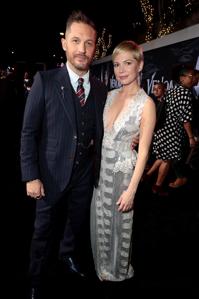 左からトム・ハーディ、ミシェル・ウィリアムズ。