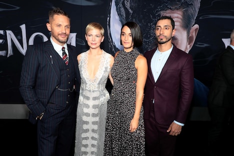 左からトム・ハーディ、ミシェル・ウィリアムズ、ジェニー・スレイト、リズ・アーメッド。