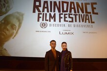 第26回レインダンス映画祭にて、左から関根光才、趣里。