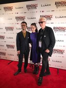 第26回レインダンス映画祭のレッドカーペットに登場した趣里（中央）と関根光才（左）。