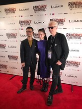 第26回レインダンス映画祭のレッドカーペットに登場した趣里（中央）と関根光才（左）。