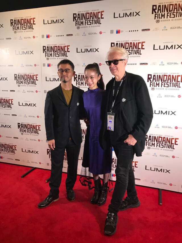 第26回レインダンス映画祭のレッドカーペットに登場した趣里（中央）と関根光才（左）。