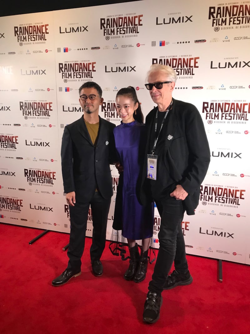 第26回レインダンス映画祭のレッドカーペットに登場した趣里（中央）と関根光才（左）。