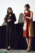 左から知英、武田梨奈。