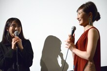 左から知英、武田梨奈。