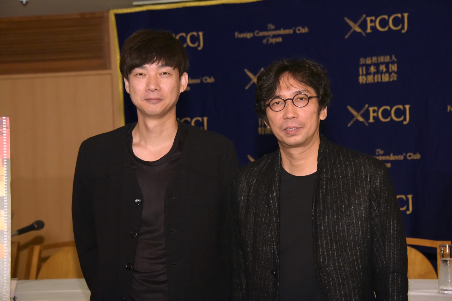 「アジア三面鏡」記者会見の様子。左から松永大司、行定勲。